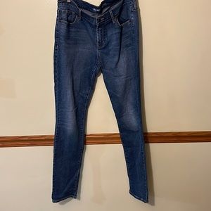 Old Navy midwash mid-raise skinny jean. Size:8 Tall. Worn twice.